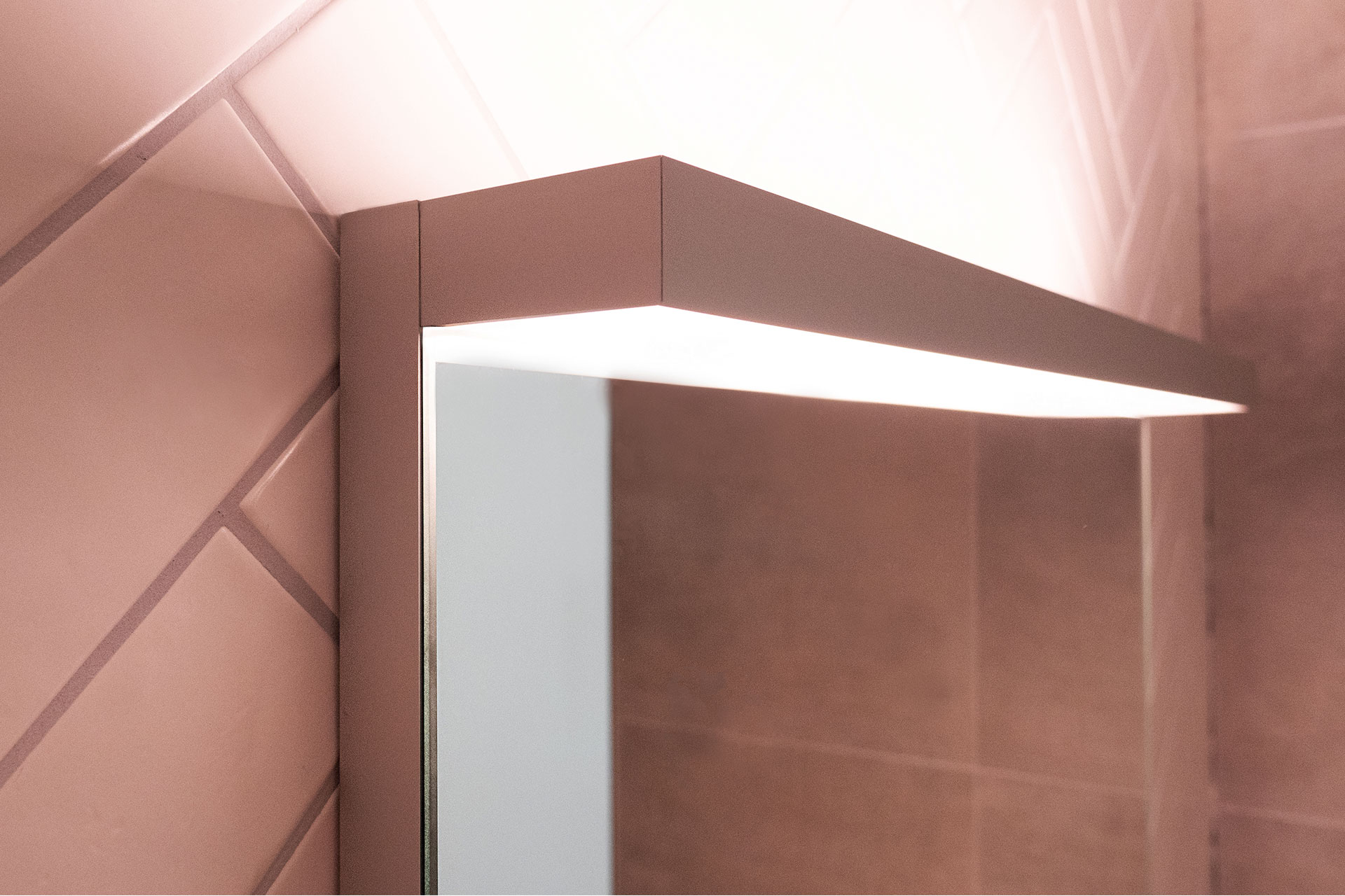 ADVANCED Line Ultimate TW– Dimmbares Licht und verstellbare Lichtfarbe Dank des dimmbaren Tunable White Lichts lässt sich die Lichtfarbe nach Belieben von warm zu kalt und von romantischem Kerzenlichtgelb bis zu Tageslichtweiss verändern.