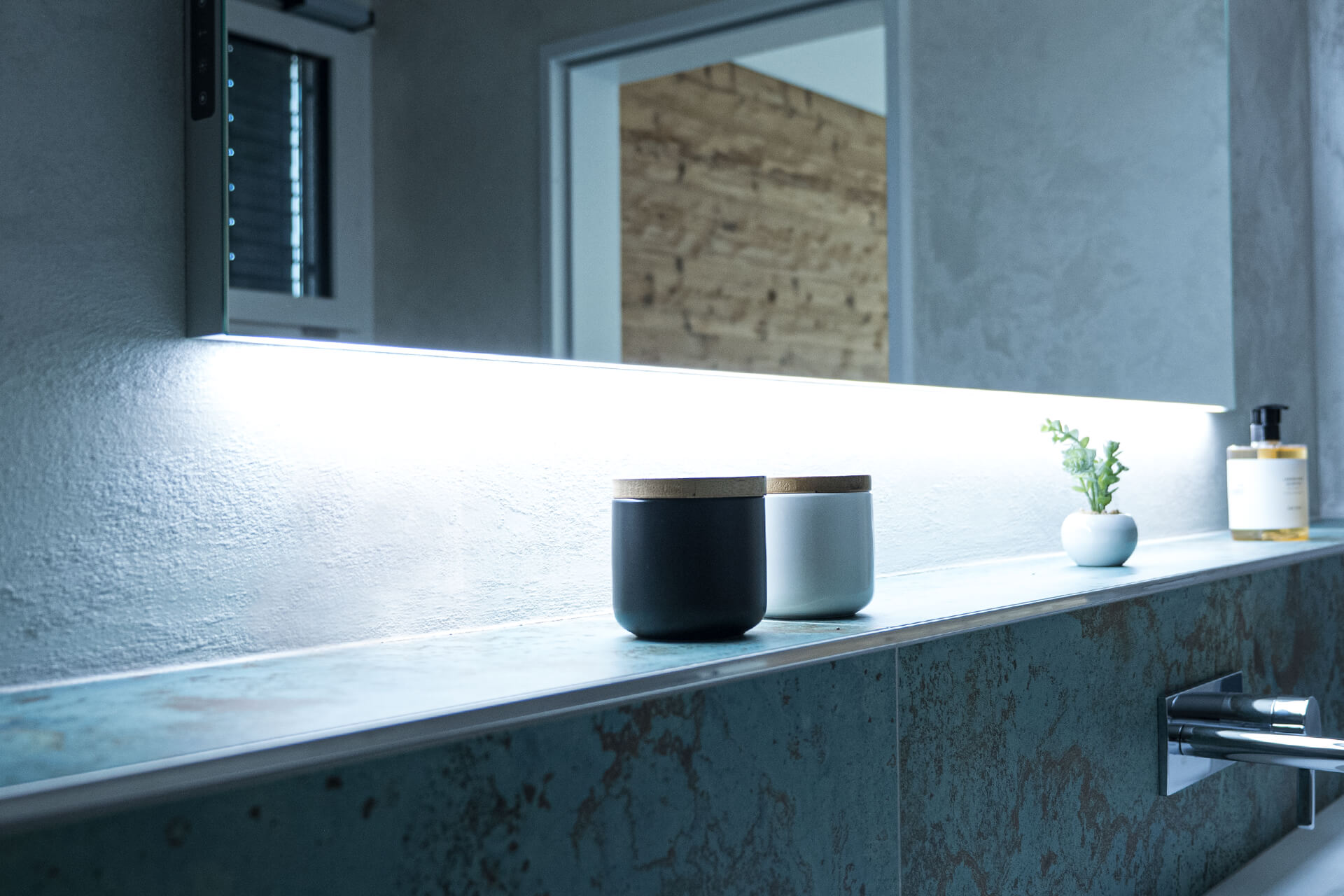 ADVANCED Line Ultimate SP – schattenfreie, blendfreie und natürliche Beleuchtung. Lichtspiegel Detail Ansicht unten mit Licht.