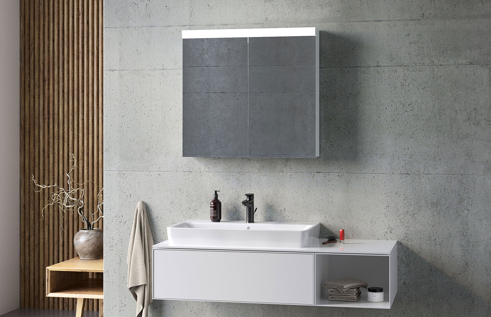 LOW Line BASIC LED Spiegelschrank - Die grosse Spiegelfläche vergrössert auch kleine Bäder optisch. LOW Line BASIC LED Spiegelschrank an Keramikplattenwand.