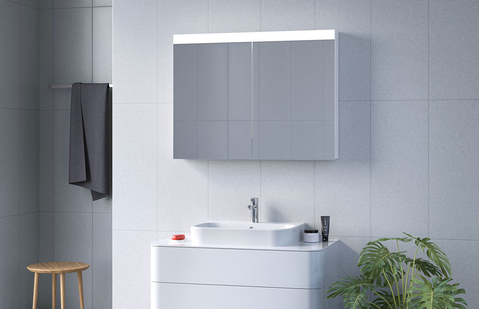 PATA Line LED Spiegelschrank - Ausgewogene Proportionen. PATA Line LED Spiegelschrank an Keramikplattenwand montiert. Mit Fenster. Waschtisch unten.